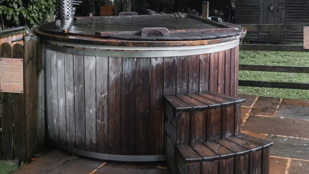 Picture of an old hot tub for the article about how to get rid of a hot tub.